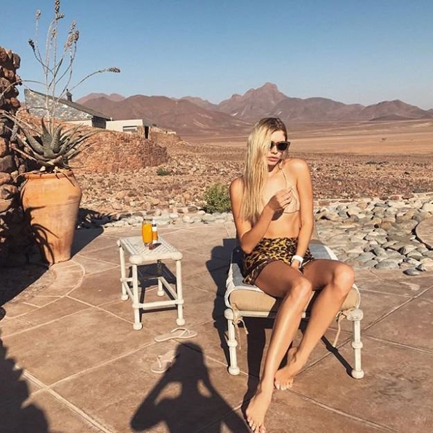 Елена Перминова выложила в сеть роскошные фото в купальнике на фоне пустыни