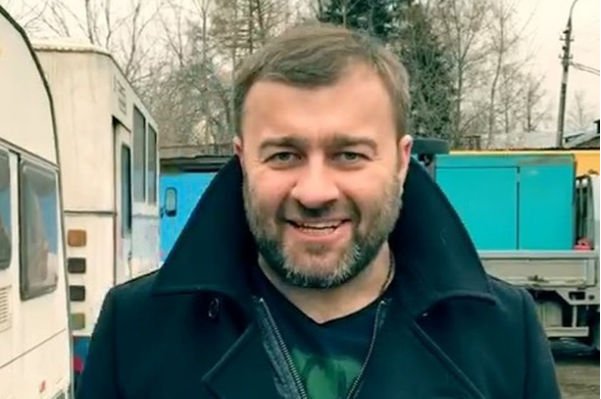 Наследник Михаила Пореченкова вынужден подождать со свадьбой из-за проблем с документами