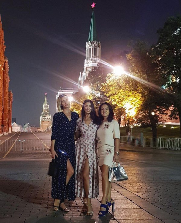 Ирина Шейк публикует фотографии с отдыха в Москве