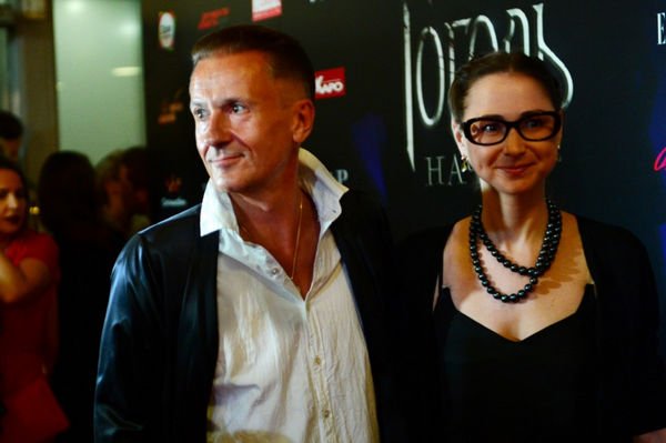 Олег Меньшиков и его молодая супруга пришли на премьеру фильма