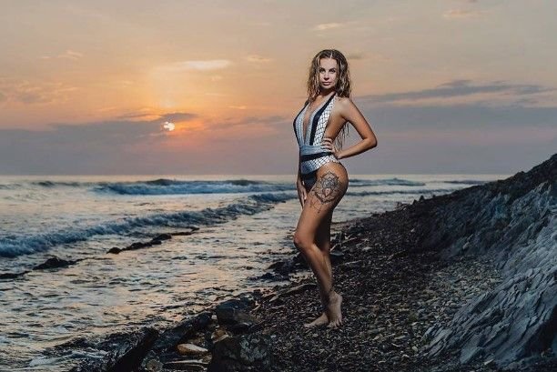 Экс-звезда Дом-2 Ольга Ветер устроила пляжную фотосессию на отдыхе с сыном