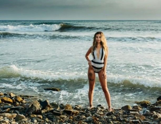 Экс-звезда Дом-2 Ольга Ветер устроила пляжную фотосессию на отдыхе с сыном