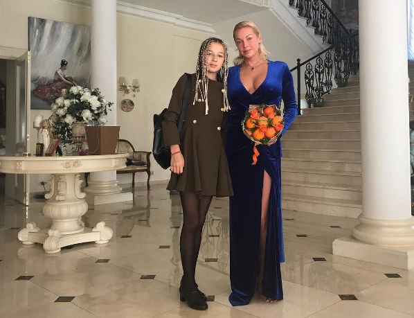 Анастасия Волочкова шокировала выбором платья для посещения школы дочери