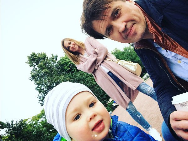 Денис Матросов показал фанатам снимки с семьей