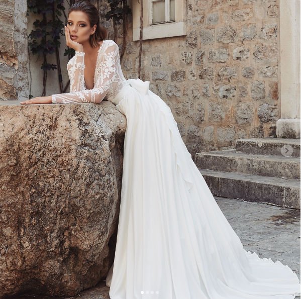 Алеся Кафельникова показала фотографии в свадебном платье