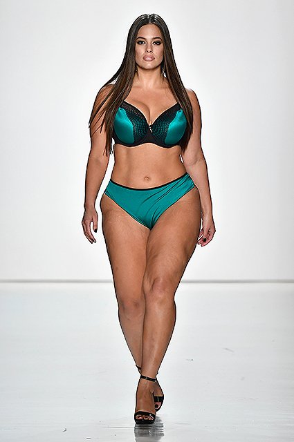Модель plus-size Эшли Грэм прошла по подиуму в бикини