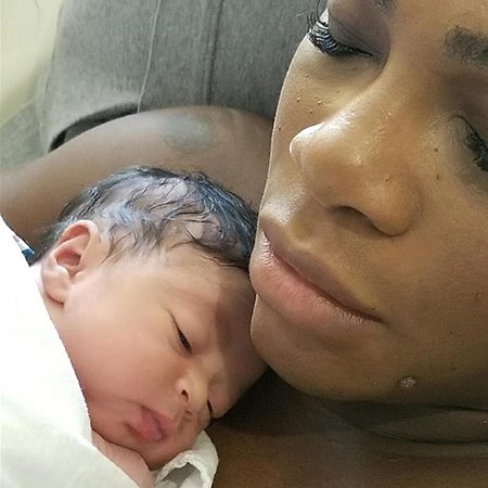Серена Уильямс впервые показала новорожденную дочку