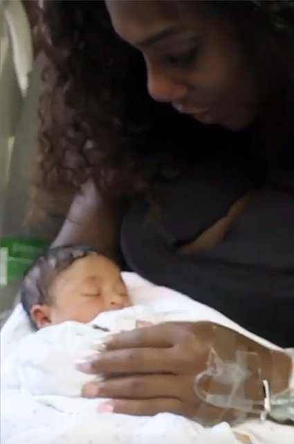 Серена Уильямс впервые показала новорожденную дочку
