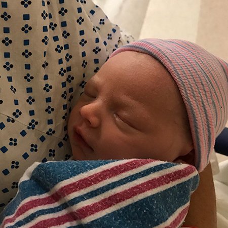 В сеть попало первое фото новорожденного внука Дональда Трампа