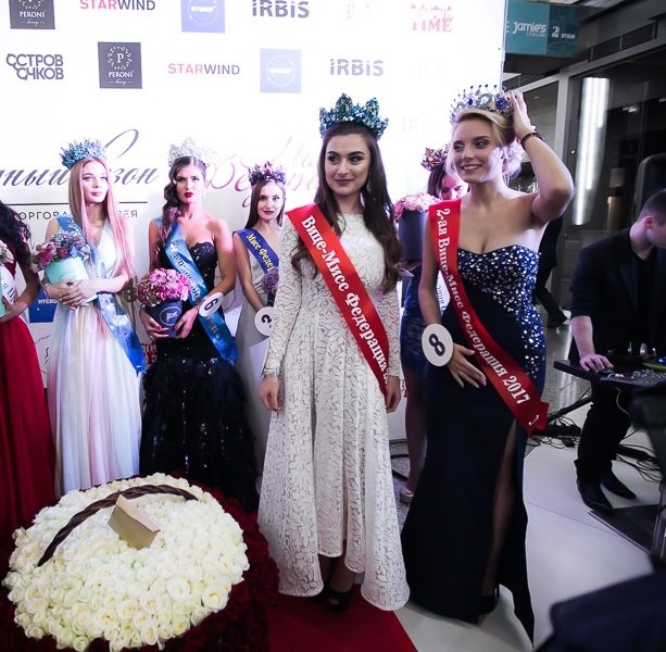 Обладательница пышной груди модель Алиса Котельникова получила корону на Конкурсе красоты