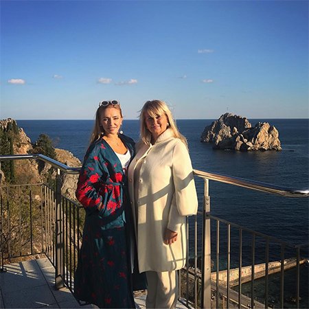 Татьяна Навка показала снимки с отдыха в компании мамы