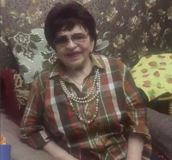 Лена Ленина оказывает помощь маме Александра Барыкина