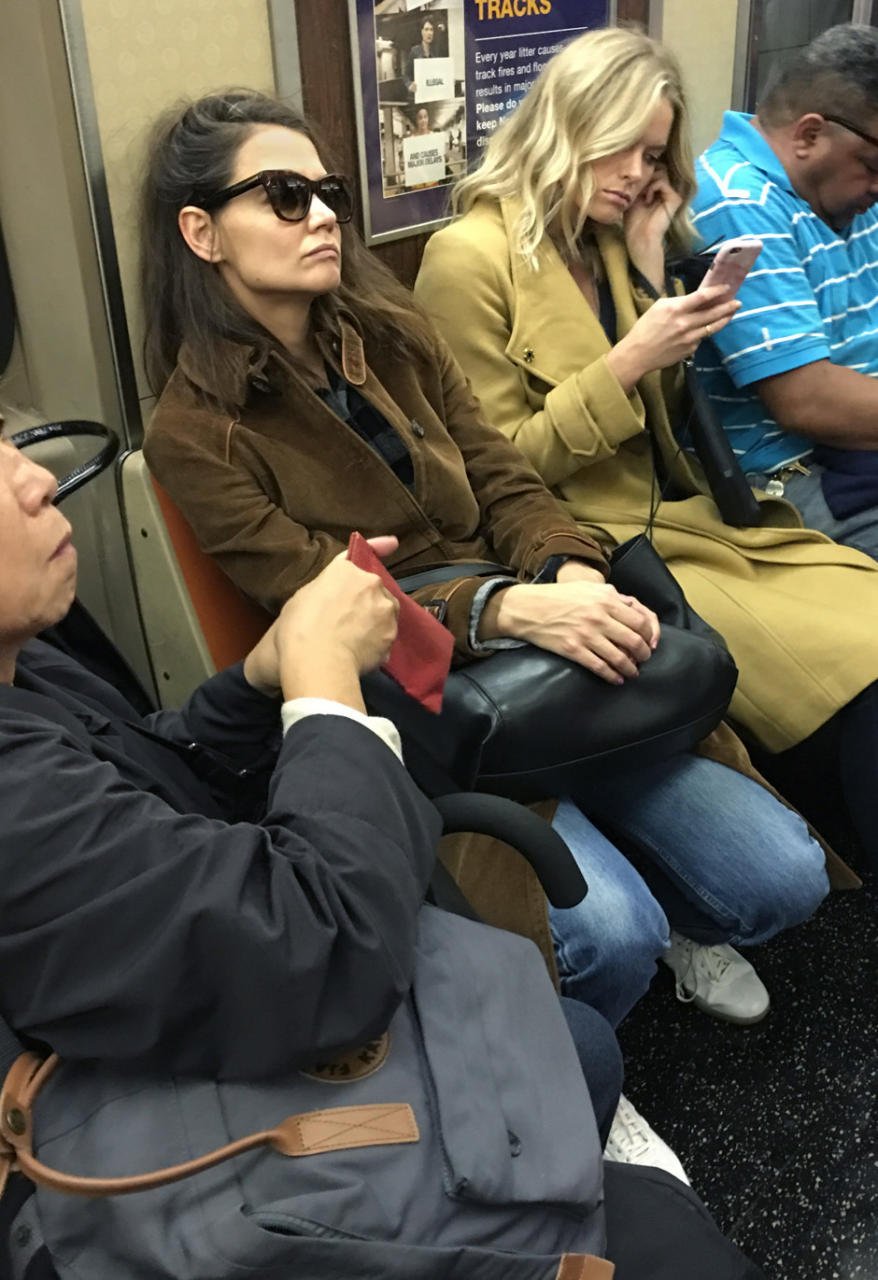 Кэти Холмс удивила поклонников поездкой в метро