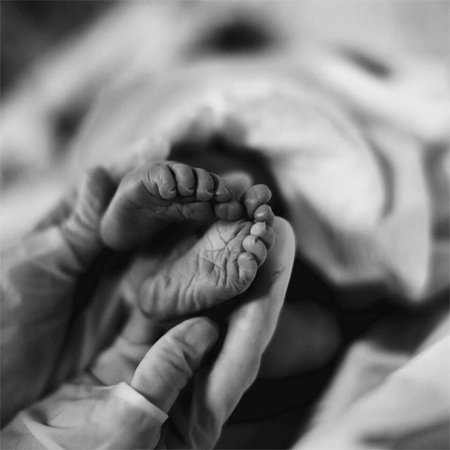 Юлия Ковальчук выложила в сеть первое фото новорожденной дочки