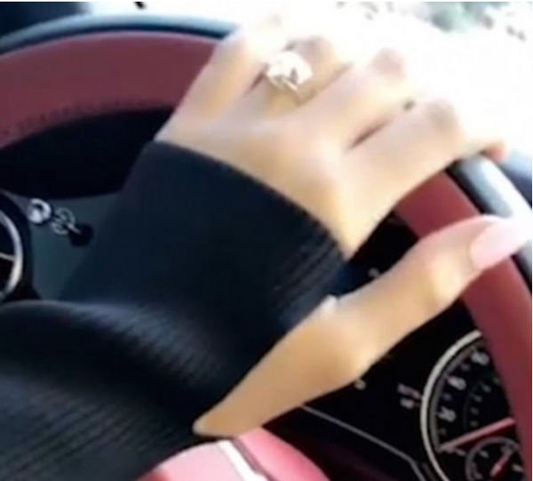 Кайли Дженнер продемонстрировала шикарное кольцо на безымянном пальце