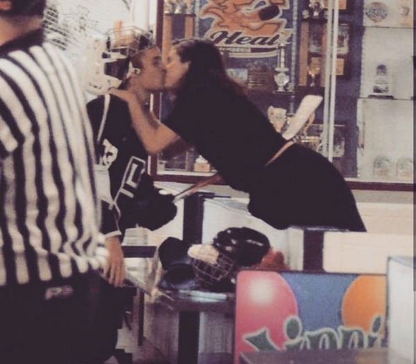 Джастин Бибер и Селена Гомес слились в страстном поцелуе на публике