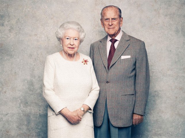 В сети появились кадры, приуроченные к 70-летию брака королевы Елизаветы II и принца Филиппа