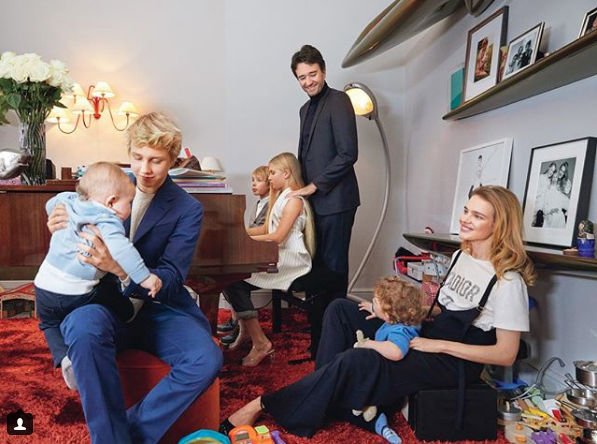 Наталья Водянова поделилась фотографией с мужем и детьми