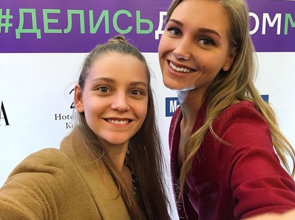 Кристина Асмус опубликовала совместное фото с младшей сестрой