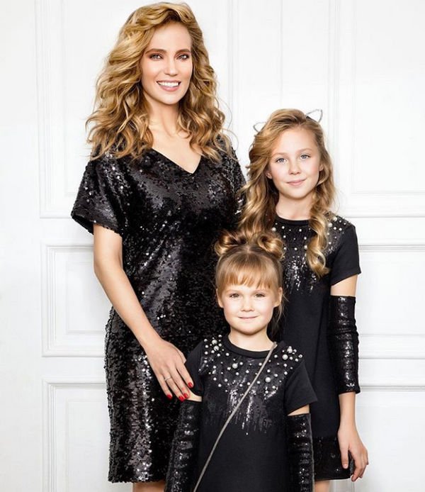 Наталья Ионова растрогала фотографией с подросшими дочками