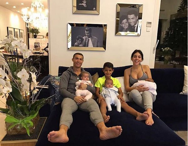 Джорджина Родригес произвела фурор новым снимком с Криштиану Роналду и детьми