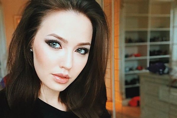 Анастасия Костенко отреагировала на критику в свой адрес, разместив новую фотографию в бикини