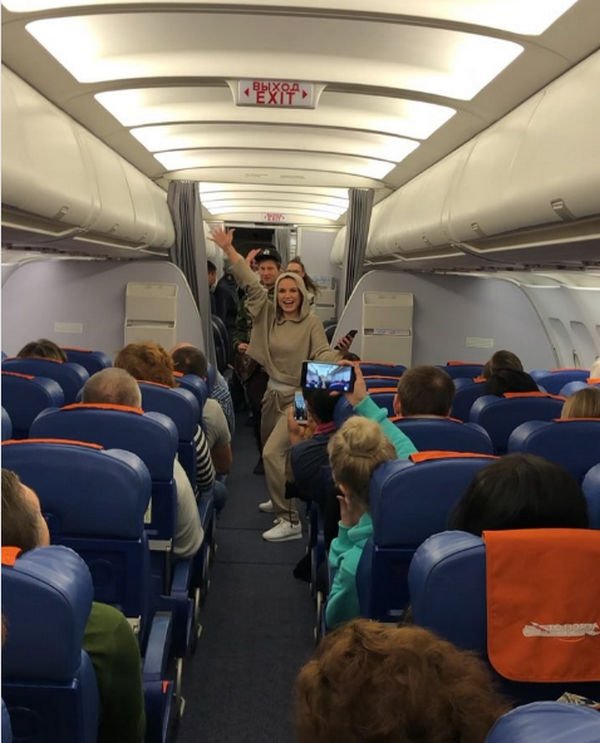 Полина Гагарина спела в самолете для пассажиров эконом-класса