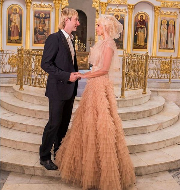 Евгений Плющенко опубликовал трогательное поздравление супруге
