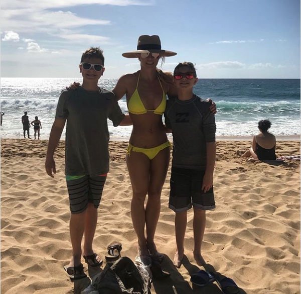 Бритни Спирс поделилась снимком в бикини и заодно показала подросших сыновей