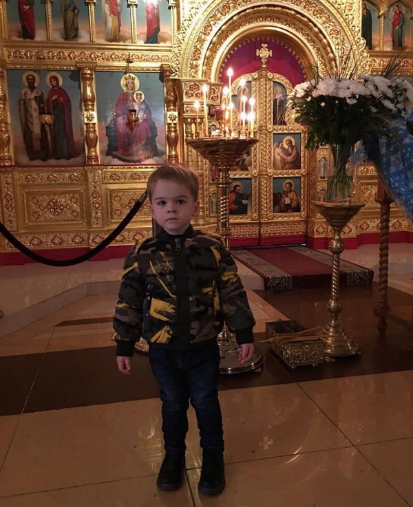 Сергей Лазарев опубликовал рождественское фото своего сына