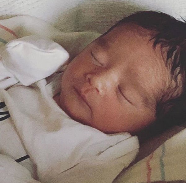 Джессика Альба поделилась милым снимок новорожденного сына