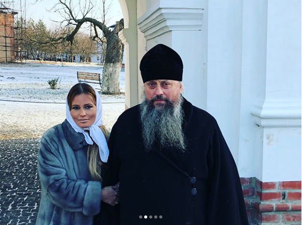 Дана Борисова с жутким макияжем удивила прихожан монастыря