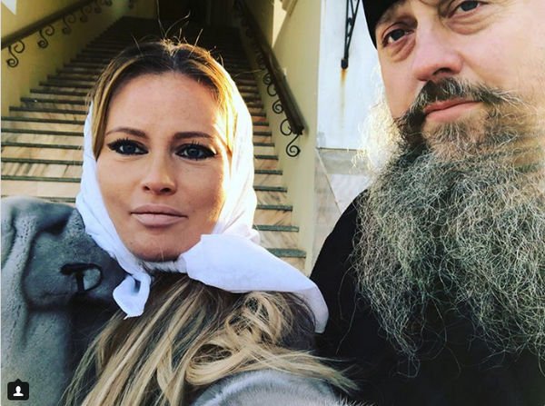 Дана Борисова с жутким макияжем удивила прихожан монастыря