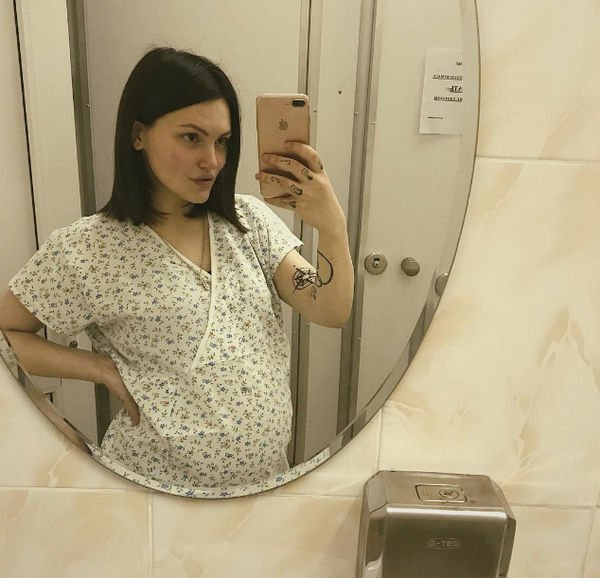 Беременная бывшая возлюбленная сына Марии Шукшиной попала в больницу с осложнениями