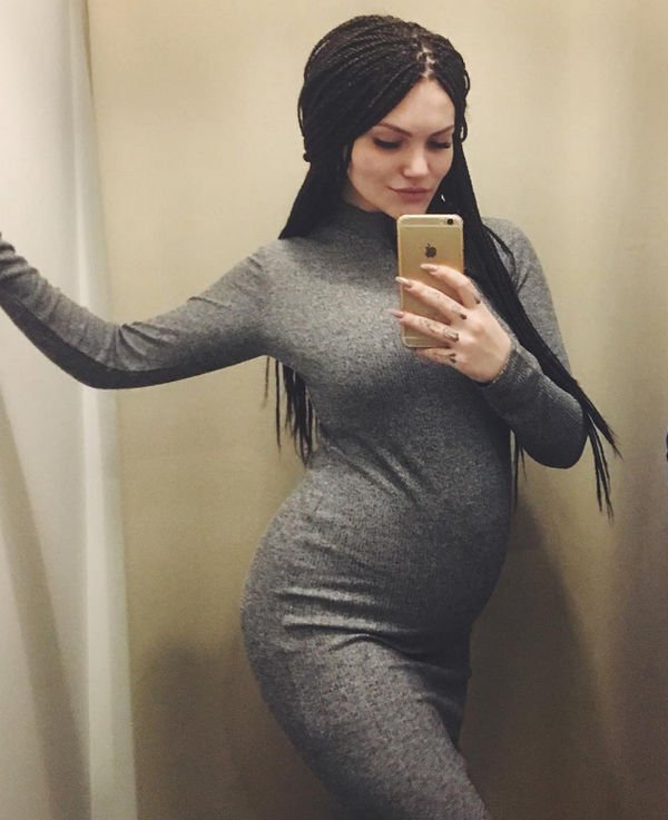 Беременная бывшая возлюбленная сына Марии Шукшиной попала в больницу с осложнениями