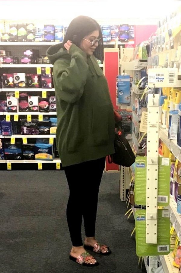 Беременная Кайли Дженнер была запечатлена с округлившимся животом в магазине