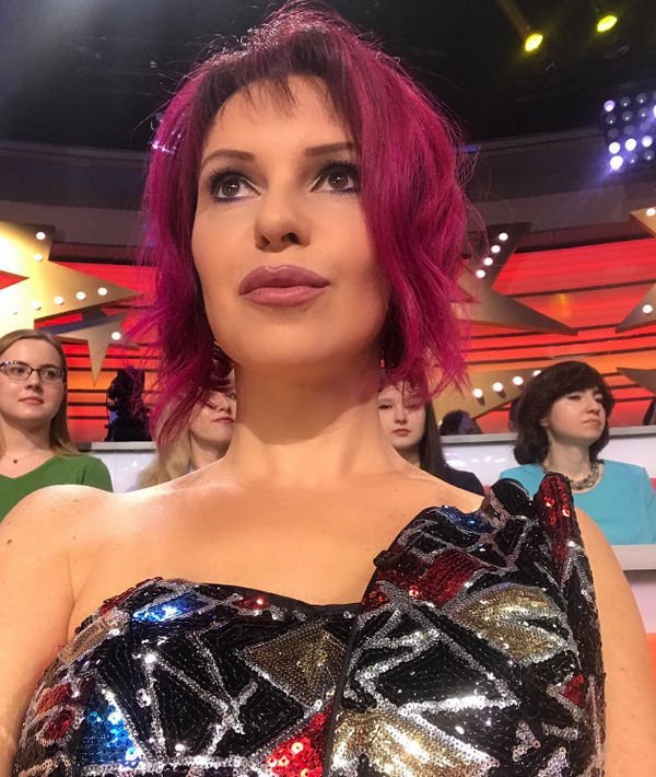Наталья Штурм продемонстрировала новый яркий цвет волос