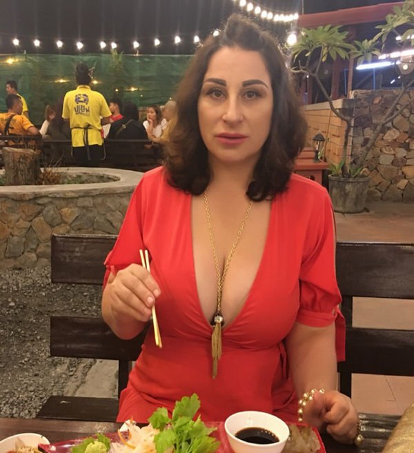 Марина Тристановна пришла в ресторан в вызывающем наряде