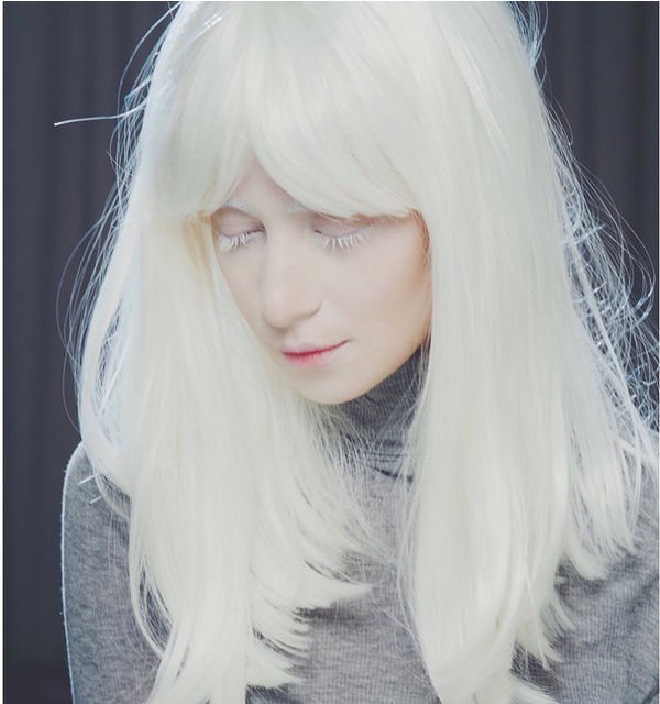Равшана Куркова удивила образом платиновой блондинки