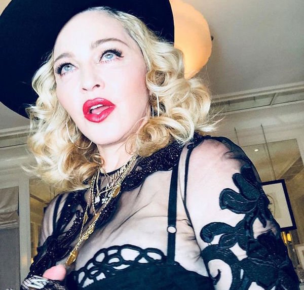 Мадонна показала груди на обнаженном фото