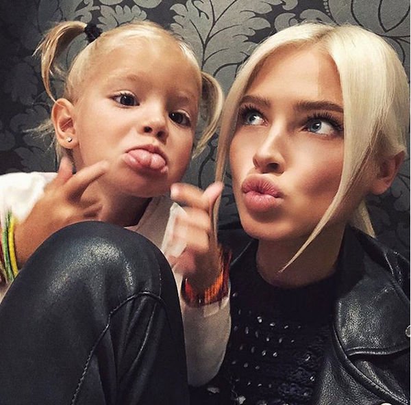 Фанаты восхитились совместным снимком Алены Шишковой с дочерью