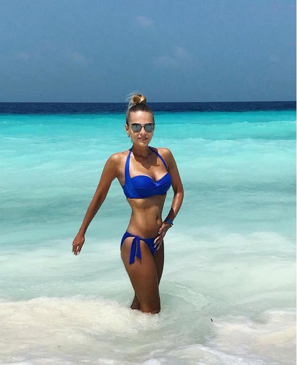 Ксения Новикова показала результат своего похудения в синем бикини