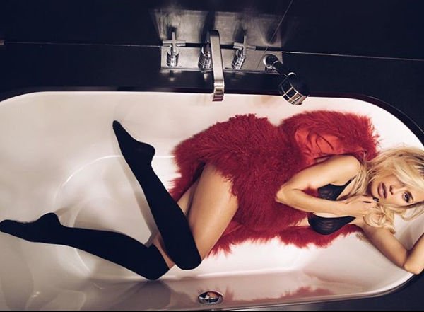 Виктория Боня показала откровенное фото, на которой лежит в ванной в нижнем белье