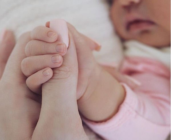 Кайли Дженнер назвала имя новорожденной дочери, разместив ее первое фото