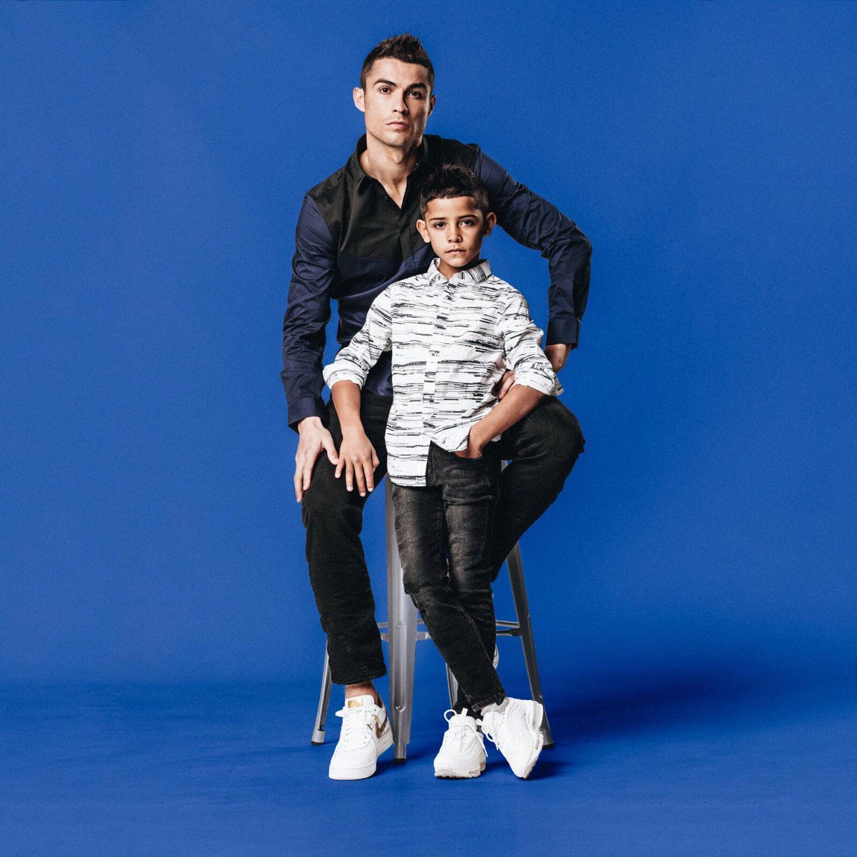 Криштиану Роналду вместе с сыном позирует в новой фотосессии