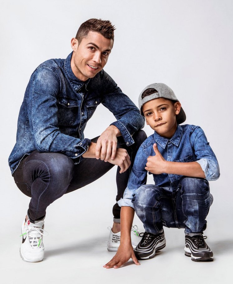 Криштиану Роналду вместе с сыном позирует в новой фотосессии
