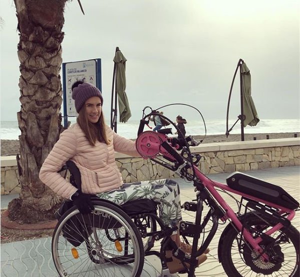Прикованная к инвалидной коляске Мария Комиссарова уже четыре года не может сама передвигаться