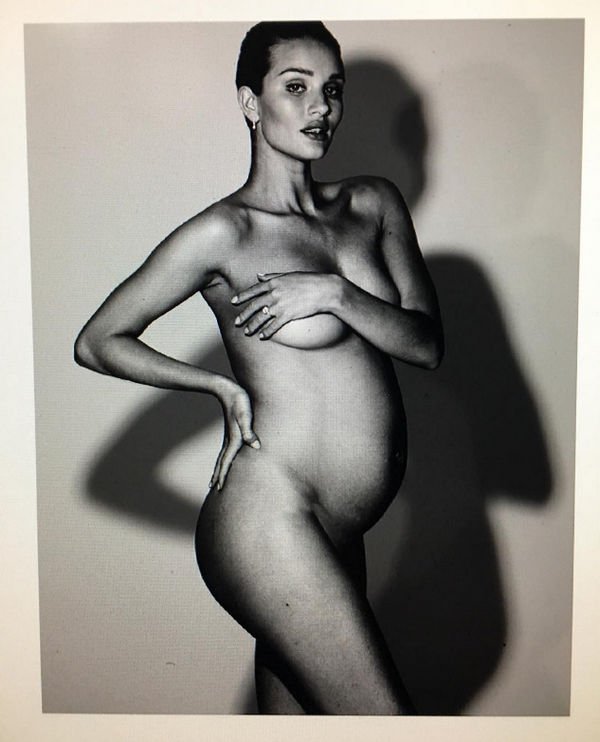 Обнаженная Рози Хантингтон-Уайтли поделилась снимком на последних сроках беременности