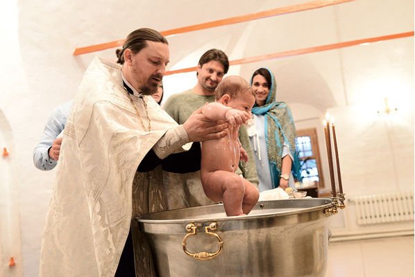 Эдгард Запашный провел обряд крещения дочери и сына