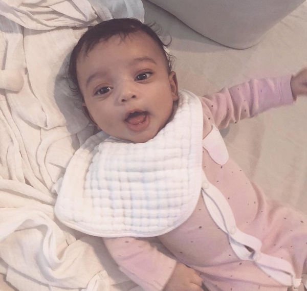 Первое фото новорожденной дочери Ким Кардашьян без фильтров наделало много шума в Сети